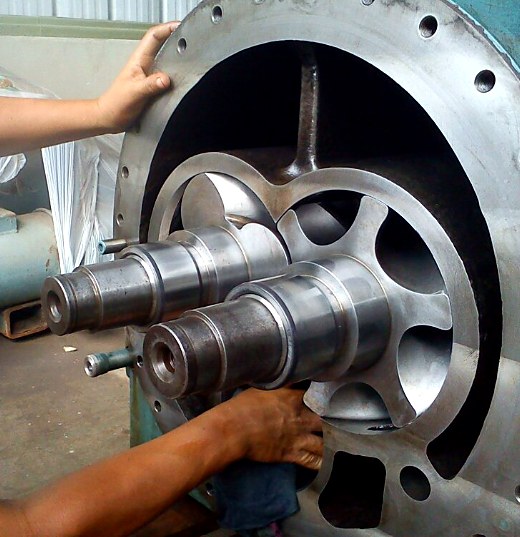 Rotores macho y hembra de compresor de tornillo Frick expuestos durante la mantención