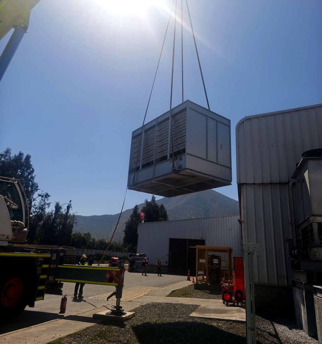 Sección del condensador suspendida durante el izaje