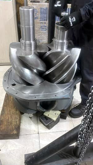 Rotores de compresor de tornillo montados en su carcasa durante el armado